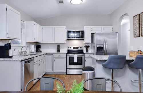 West San Antonio House | 10 mi Lackland AFB BMT Hot Tub~ Game Room ~ Bocce Ball ~ Horseshoes