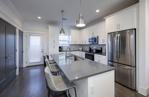 Charlotte Park Apartment | 10 Mins To Broadway - West Side Charmer