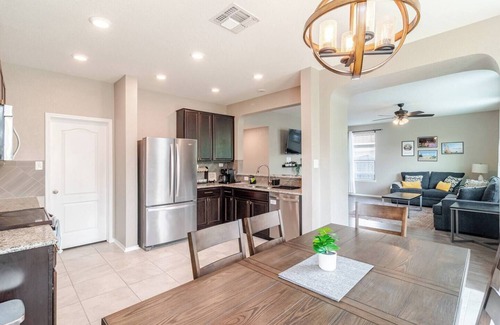 Heritage House | 10 mins to Sea World! Lackland AFBase, Playscape ,Hammock , spacious home.