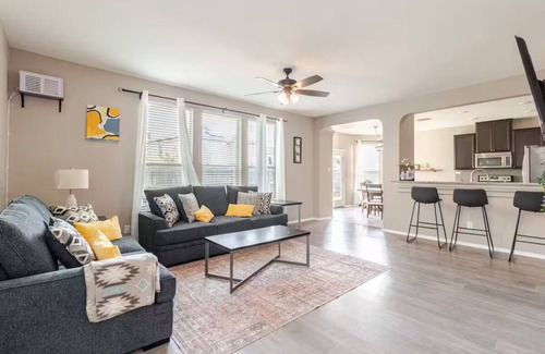 Heritage House | 10 mins to Sea World! Lackland AFBase, Playscape ,Hammock , spacious home.