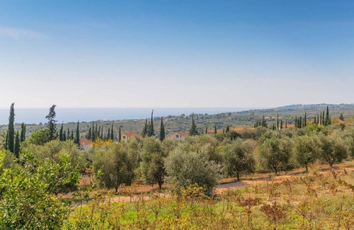 Karavados Villa | 10 mins walk to shops & restaurants, beach 20mins