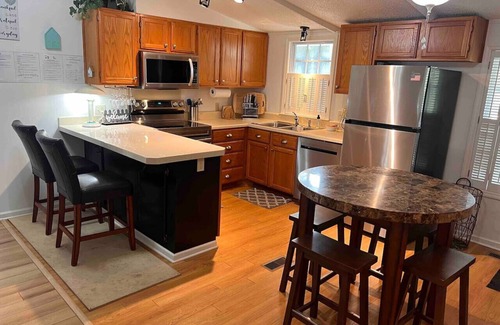 Saint Helena Island Cottage | 10 Minute drive to the Beach. Pets allowed