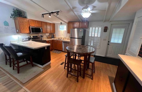 Saint Helena Island Cottage | 10 Minute drive to the Beach. Pets allowed