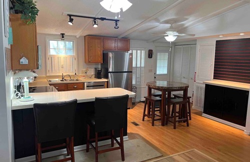 Saint Helena Island Cottage | 10 Minute drive to the Beach. Pets allowed