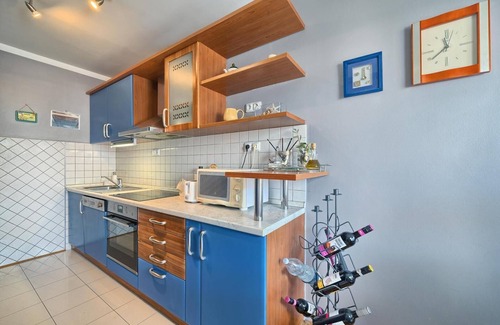 Znjan Apartment | 10 minute walk to beautiful Žnjan beaches! Old town of Split 3 buss statins away