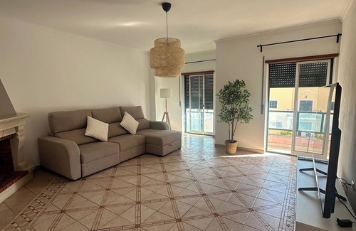 Alcochete Apartment | 10 minutes to the beach 20 minutes to the centre of Lisbon,2 bedroom APT Montijo