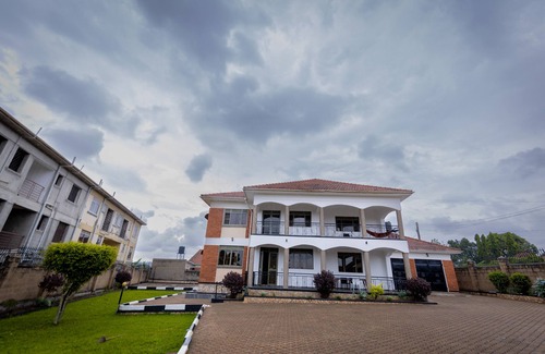 Kampala House | 10 minutes walk to Lake Victoria. Enjoy activities like fishing and boat rides.