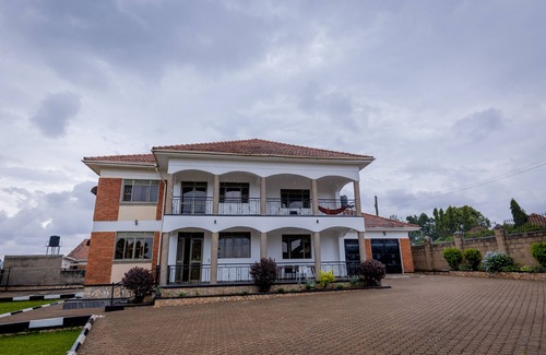 Kampala House | 10 minutes walk to Lake Victoria. Enjoy activities like fishing and boat rides.