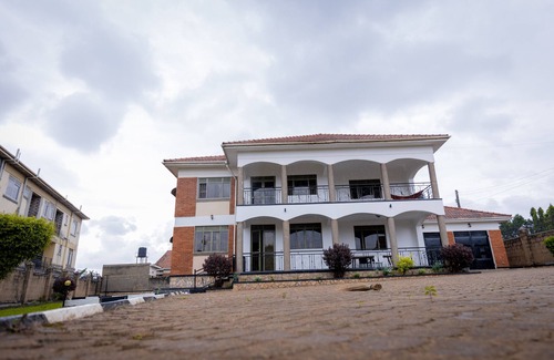 Kampala House | 10 minutes walk to Lake Victoria. Enjoy activities like fishing and boat rides.