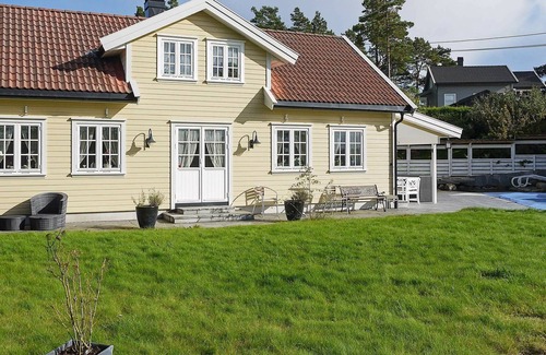 Arendal House | 10 person holiday home in Kongshavn