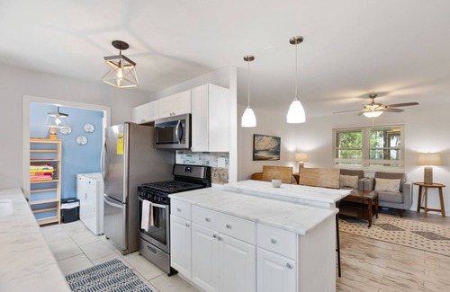 Sunset Point House | 1018 East Cooper! Cozy Cottage! Close to Beach access, Cornhole, Large Deck. Pet ok w/fee
