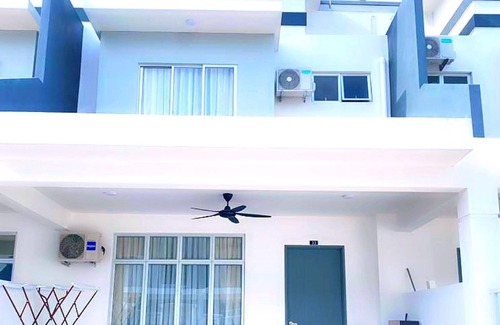 Sedili Kechil House | 10min to Desaru Coast Waterpark! Welcome to D'Royale Desaru Homestay.