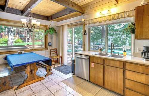 Christmas Valley House | 11 Mi to Ski Resorts! Lake Tahoe Gem w/Pool Table