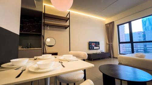 Sungai Penchala Apartment | 11 Mossaz skypool 5mins to 1U and Ikea atEmpire City by Light House