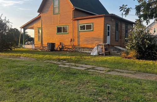 Cawker City House | 110 year old Renovated farm house in the heart of Cawcker city