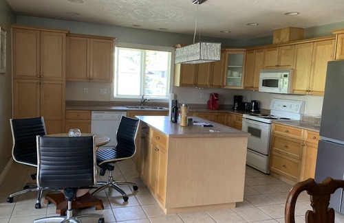Saanich West Apartment | #112 Viewmont Ave - 4 Bed Gorgeous Upper Suite