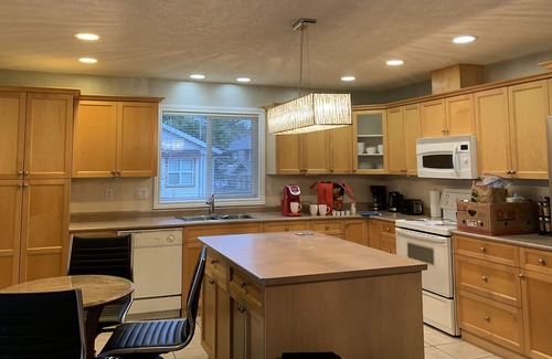 Saanich West Apartment | #112 Viewmont Ave - 4 Bed Gorgeous Upper Suite