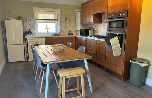 Eastbourne Apartment | 11b Beachside, walk to the beach!
