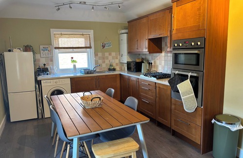 Eastbourne Apartment | 11b Beachside, walk to the beach!