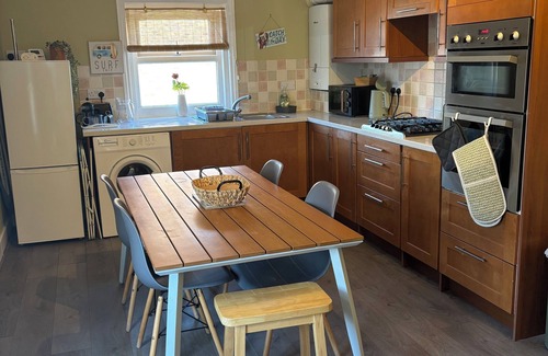 Eastbourne Apartment | 11b Beachside, walk to the beach!