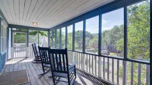 Isle of Palms House | 12 42nd Avenue by AvantStay 2 Mins To The Beach Screened In Porch