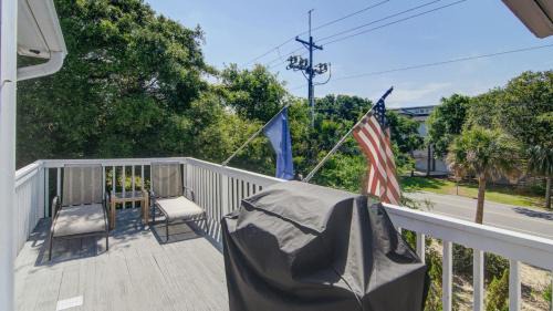 Isle of Palms House | 12 42nd Avenue by AvantStay 2 Mins To The Beach Screened In Porch