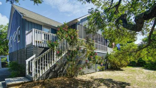 Isle of Palms House | 12 42nd Avenue by AvantStay 2 Mins To The Beach Screened In Porch