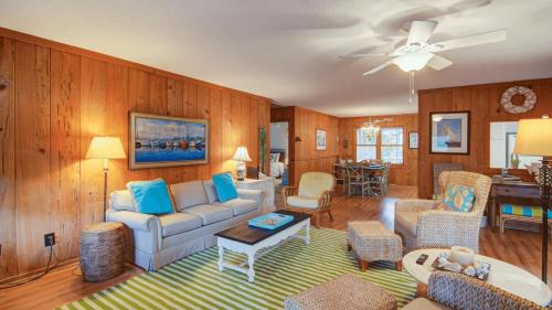 Isle of Palms House | 12 42nd Avenue by AvantStay 2 Mins To The Beach Screened In Porch