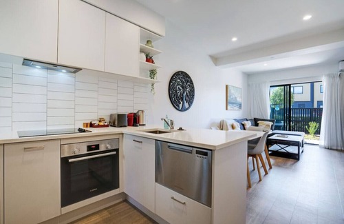 Auckland Apartment | 12/47A Huntington Drive