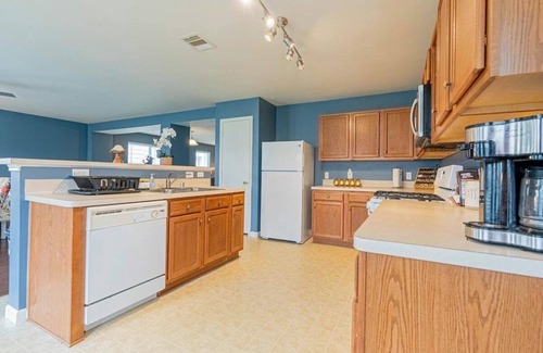 Southeast Houston House | 12 Guests 4br 2643 Home Brand New Community near NRG