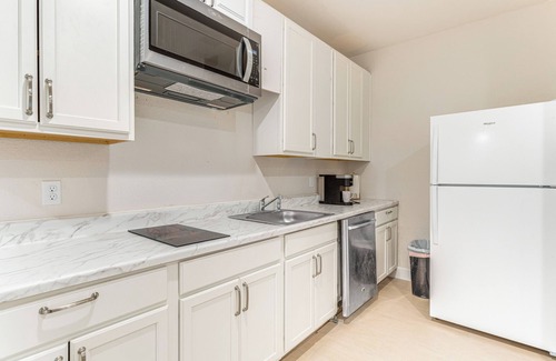 Aurora Apartment | 12 Mi to Hospitals: Modern Apartment in Aurora!