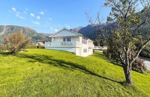 Davik House | 12 person holiday home in Davik