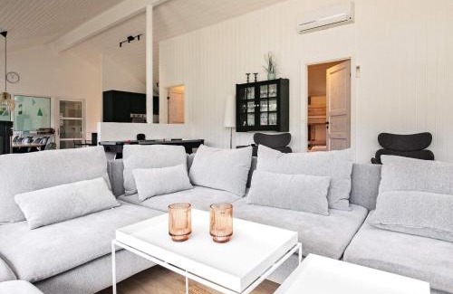 Blavand House | 12 person holiday home in Bl vand