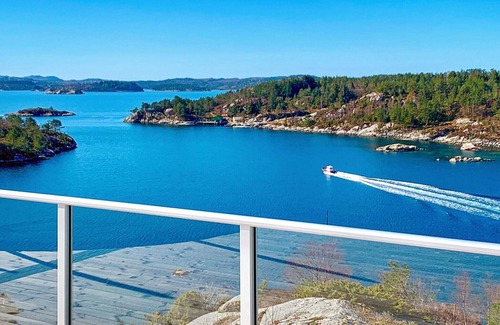 Fitjar House | 12 person holiday home in Fitjar