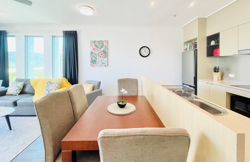Cairns Apartment | '12' Top Floor Esplanade Apartment ~ 2BR 2Bth Pool Gym Wifi