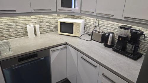 Seinajoki Apartment | 120n Villa Hietala paritalo, 1-8henkilön LUXUS majoitus, 3x160cm jenkkisängyt Löhösohvat, iso takaterassi, täyd keittiö Kodink, laatu sauna, Takka, Tv 75" x2, 2wc, autokatos, avainboxi koodilla, itsekirjaus 24h, wifi ja 500mb kuitunetti, kuivaava pesukone