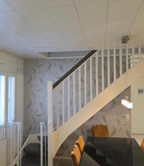 Seinajoki Apartment | 120n Villa Hietala paritalo, 1-8henkilön LUXUS majoitus, 3x160cm jenkkisängyt Löhösohvat, iso takaterassi, täyd keittiö Kodink, laatu sauna, Takka, Tv 75" x2, 2wc, autokatos, avainboxi koodilla, itsekirjaus 24h, wifi ja 500mb kuitunetti, kuivaava pesukone