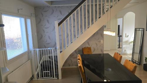 Seinajoki Apartment | 120n Villa Hietala paritalo, 1-8henkilön LUXUS majoitus, 3x160cm jenkkisängyt Löhösohvat, iso takaterassi, täyd keittiö Kodink, laatu sauna, Takka, Tv 75" x2, 2wc, autokatos, avainboxi koodilla, itsekirjaus 24h, wifi ja 500mb kuitunetti, kuivaava pesukone