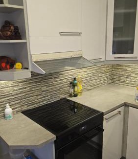 Seinajoki Apartment | 120n Villa Hietala paritalo, 1-8henkilön LUXUS majoitus, 3x160cm jenkkisängyt Löhösohvat, iso takaterassi, täyd keittiö Kodink, laatu sauna, Takka, Tv 75" x2, 2wc, autokatos, avainboxi koodilla, itsekirjaus 24h, wifi ja 500mb kuitunetti, kuivaava pesukone