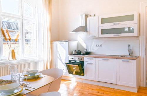 Krefeld Apartment | 120qm Denkmal Apartment in Krefeld mit Stuck und Balkon - BEUYS Apartments - Krefeld