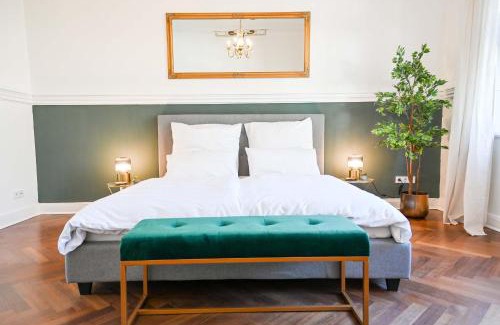 Krefeld Apartment | 120qm Denkmal Apartment in Krefeld mit Stuck und Garten - BEUYS Apartments - Krefeld