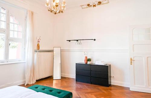 Krefeld Apartment | 120qm Denkmal Apartment in Krefeld mit Stuck und Garten - BEUYS Apartments - Krefeld