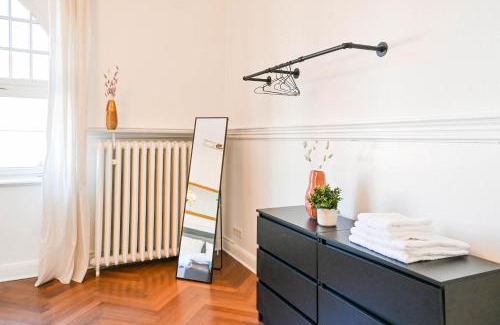 Krefeld Apartment | 120qm Denkmal Apartment in Krefeld mit Stuck und Garten - BEUYS Apartments - Krefeld