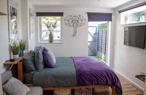 Bishop's Stortford Apartment | 121 Studio - Central Studio Apartment, Terrace & Full Kitchen - Airport & Train Shuttle