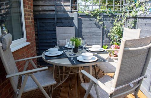 Bishop's Stortford Apartment | 121 Studio - Central Studio Apartment, Terrace & Full Kitchen - Airport & Train Shuttle