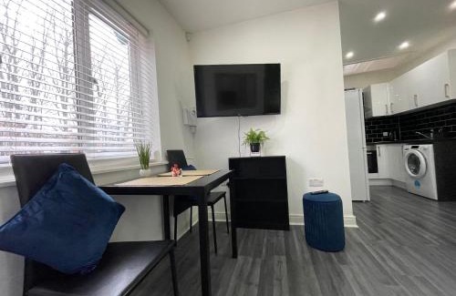 Withington Apartment | 12min to City - FREE Parking - Christie NHS - Contractor Friendly - IRWELL STAYS