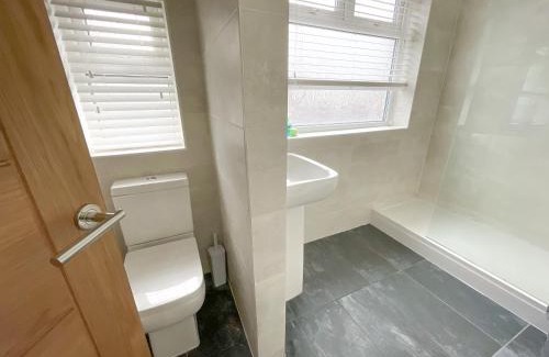 Withington Apartment | 12min to City - FREE Parking - Christie NHS - Contractor Friendly - IRWELL STAYS