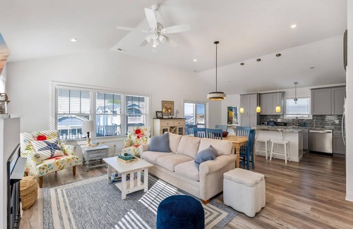 Wildwood Condo | 131 W Spicer Ave, Unit 2
