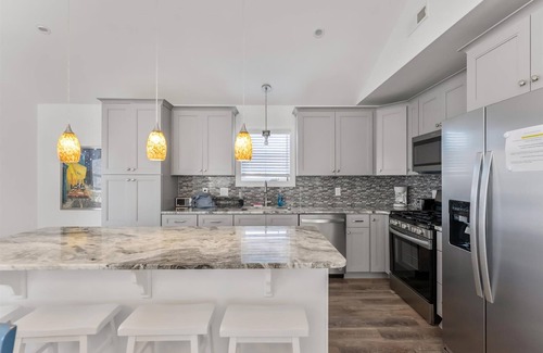 Wildwood Condo | 131 W Spicer Ave, Unit 2