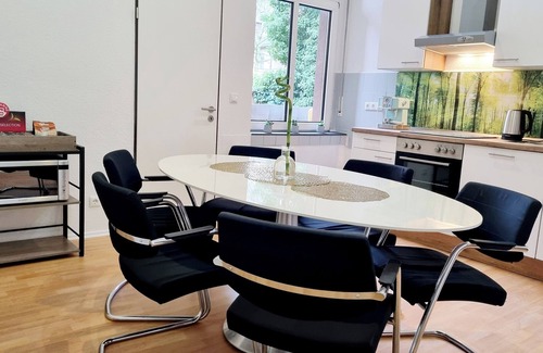 Luenen Apartment | 135m² Apartment I max. 8 guests I Central I Kitchen I Balcony I Parking I Wi-Fi